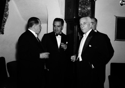 Javier Rojo Gómez conviviendo con funcionarios, durante un evento en un salón