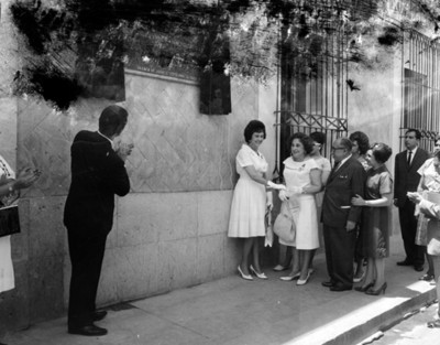 Eva Samano de López Mateos junto a otras personas durante develación de placa del Instituto de Protección Infantil