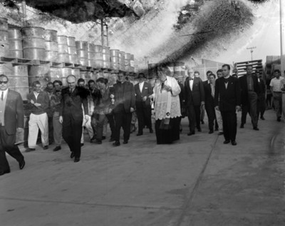 Jerarca eglesiastico junto a empresarios bendice patio de instalaciones industriales