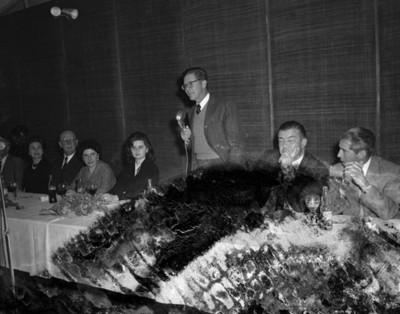 Hombre pronuncia discurso durante reunión social