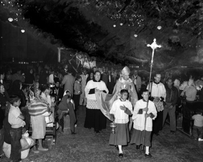 Gente durante peregrinación en el interior de una iglesia