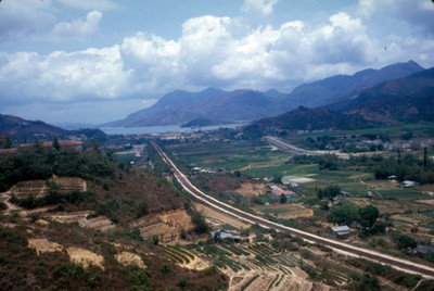 Vista de carretera y poblado