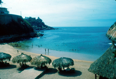 Acapulco, playa con gente y palapas