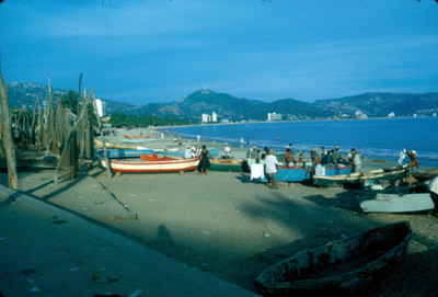 Acapulco, gente y embarcadero en la bahia