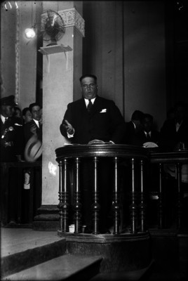 Federico Sodi Romero haciendo uso de la palabra, tras el atril, durante un juicio en juzgados de la cárcel de Belén