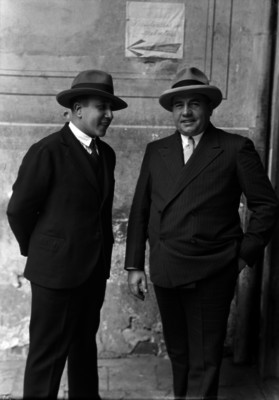 Federico Sodi Romero y abogado en pasillos de los juzgados de la cárcel de Belén, retrato