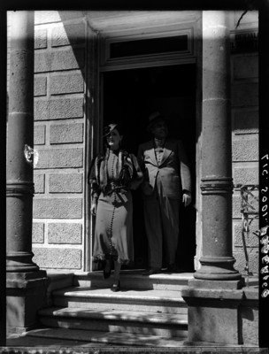 Federico Sodi Romero y esposa, saliendo de un edificio, probablemente durante un evento