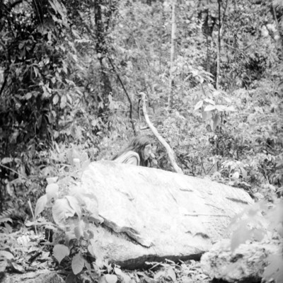 Kayom jefe del clan Lacandon, tras a una estela en lNa Balum. Vinik