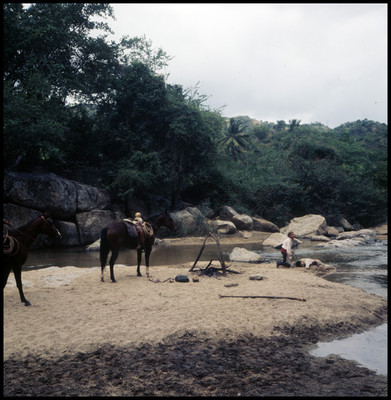 Mario Castillón se acerca a observar a un hombre inconsciente en la orilla del mar