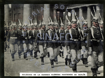 Soldados de la guardia alemana partiendo de Berlín