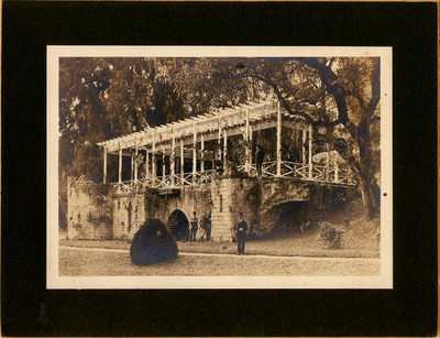 Hombres en la pérgola de Chapultepec