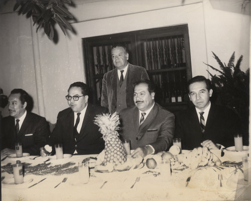 Rafael Galván Maldonado, Luis Aguilar Palomino y otros personajes en un banquete