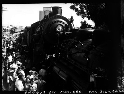 Locomotoras impactadas de frente, durante un accidente ferroviario