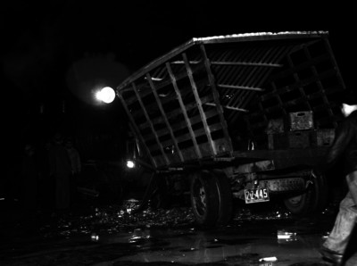 Hombres observando el choque entre una locomotora y un camión de carga