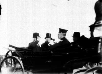 Porfirio Díaz y su comitiva en un carruaje