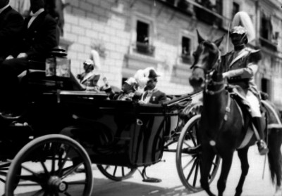 Marqués de Polavieja a bordo de un carruaje desfila frente a Palacio Nacional