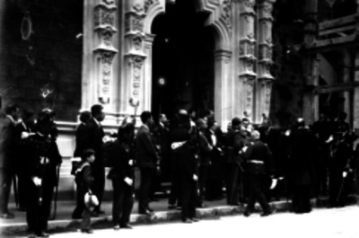 Marqués de Polavieja y otras personas en la entrada de un edificio