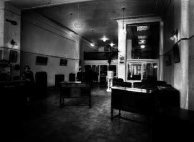 Empleadas muestran radios, tocadiscos y consolas en el interior de una mueblería