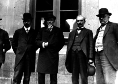 Jerónimo Treviño y Nemesio García Naranjo, acompañados por funcionarios, retrato de grupo