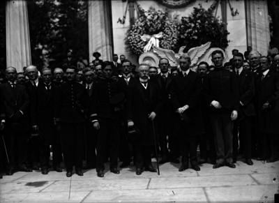 Francisco León de la Barra, funcionarios, militares y civíles en homenaje ante el Hemiciclo a Juárez, retrato de grupo