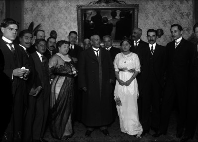 Victoriano Huerta con otras personas en un salón, retrato de grupo