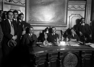 Alvaro Obregón y funcionarios presiden ceremonia en el salón Cabildos