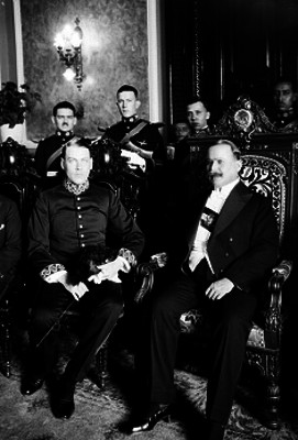 Alvaro Obregón con un embajador durante una ceremonia en Palacio Nacional