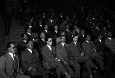 Francisco Doria Paz y funcionarios durante una reunión en un teatro