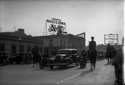 Carro presidencial escoltado por un grupo de militares
