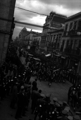 Comitiva presidencial en una calle de la Cd. de México