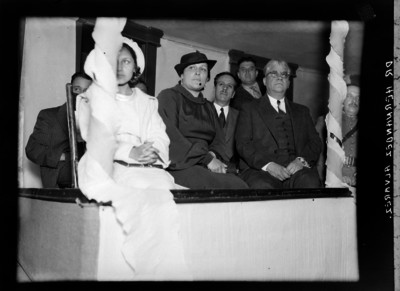 Hernández Alvarez con un grupo de personas en un evento social