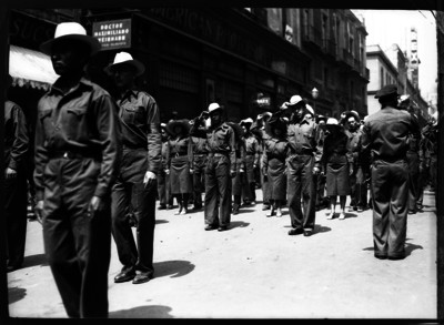 Manifestación de obreros y mujeres