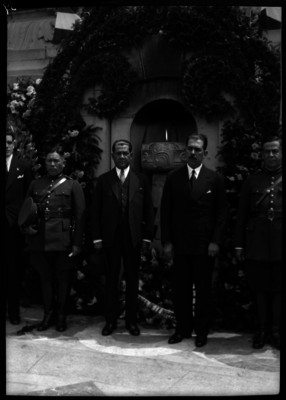 Lázaro Cárdenas acompañados por Manuel Medinaveytia y otros haciendo guardia de honor en la columna de Independencia