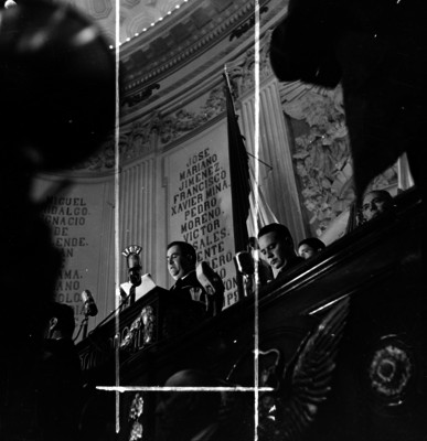 Manuel Ávila Camacho rindiendo uno de sus informes de Gobierno