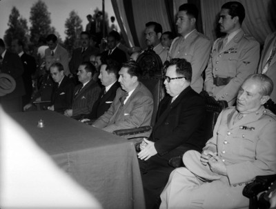 Miguel Alemán Valdés acompañado de funcionarios y militares en una ceremonia