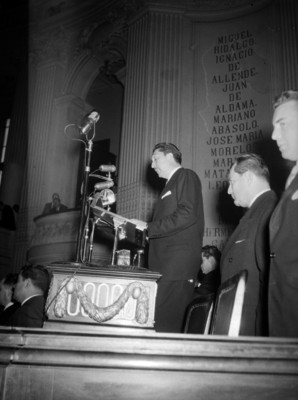 Militares escoltando el automóvil presidencial a su llegada a Palacio Nacional