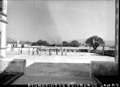 Hombres en un campo deportivo de Chinameca