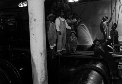 Trabajadores sobre la tubería de la estación de bombeo en La Condesa, retrato de grupo