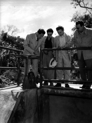 Miguel Alemán Valdés y otros hombres inspeccionando obras hidráulicas