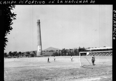 Personas en el campo deportivo de la Hacienda de Chinameca