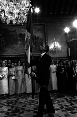 Gustavo Díaz Ordaz portando la bandera en Palacio Nacional