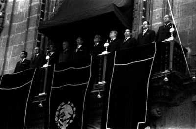 Gustavo Díaz Ordaz y miembros de su gabinete en el balcón central de Palacio Nacional