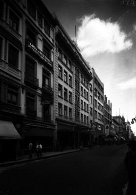 Vida cotidiana y tráfico urbano frente al Hotel Ritz