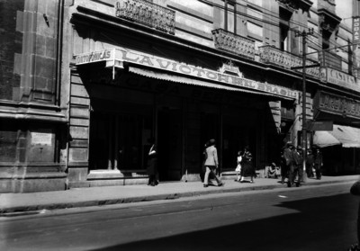 Gente camina frente a la tienda "Casa Bertha"