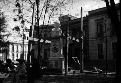 Gente descansa frente al busto a Giuseppe Garibaldi en Avenida Chapultepec