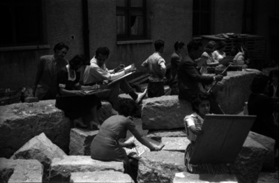 Estudiantes de pintura durante su clase