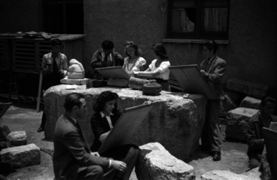 Pintores en la escuela de artes durante su clase de pintura