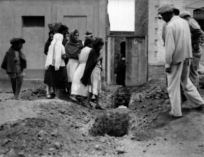 Policías Federales revisando una excavación en una calle