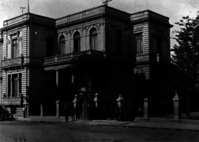 Policías afuera de la "Inspección de policiía en Humboldt", retrato de grupo