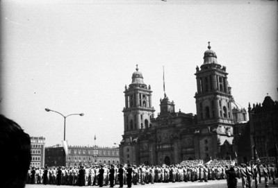 Honores a la Bandera frente a la Catedral de la ciudad de México